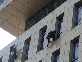 建筑物如何進行高空外墻清洗呢？